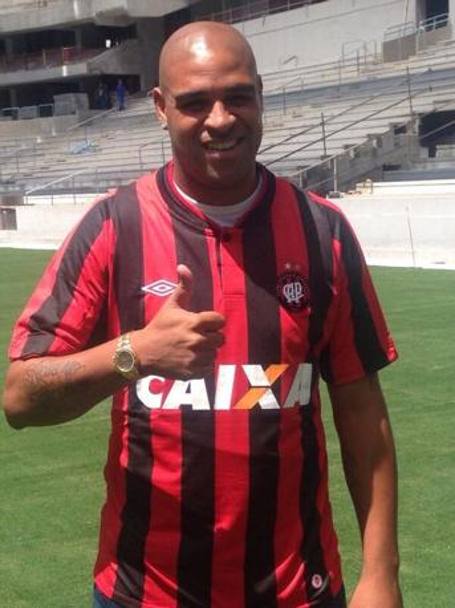 Dal rossonero del Flamengo al rossonero dell&#39;Atletico Paranaense: il blasone non  lo stesso, e nemmeno il fisico dell&#39;ormai ex Imperatore - sempre pi appesantito - ma a quanto pare con la stessa voglia di giocare e segnare di una volta. Foto dal profilo Twitter del nuovo club dell&#39;attaccante brasiliano 31enne